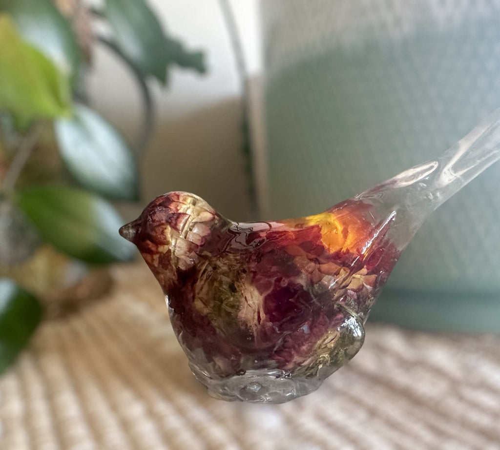 Fleurs en vol : oiseau en résine avec de vraies fleurs de paille séchées – Décoration fantaisiste