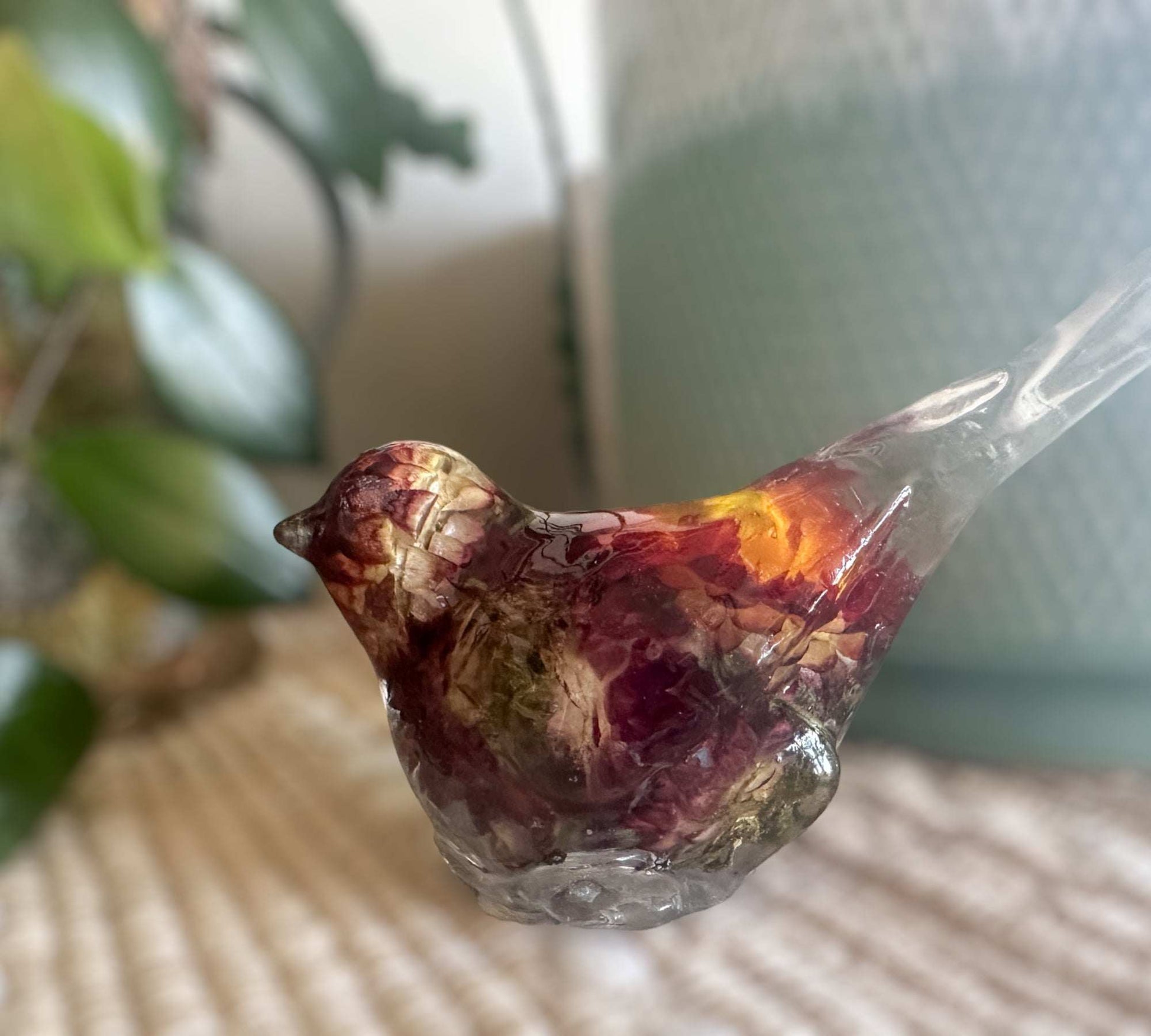 Fleurs en vol : oiseau en résine avec de vraies fleurs de paille séchées – Décoration fantaisiste