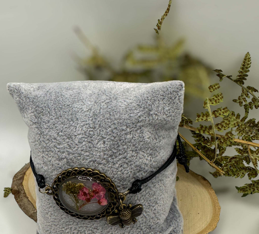 Bee-Friendly Bloom: Pink and White Flower Botanical Bracelet