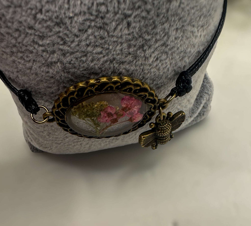 Bee-Friendly Bloom: Pink and White Flower Botanical Bracelet