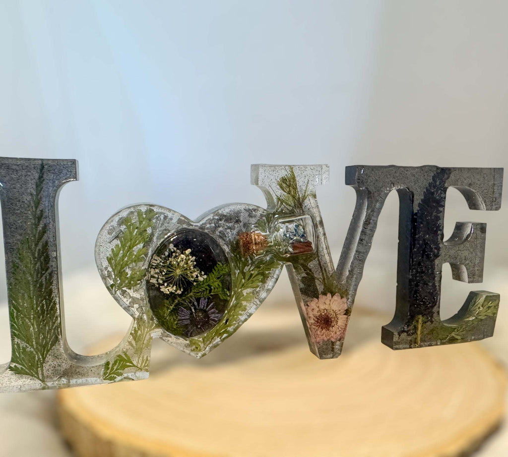 Mot d'art LOVE fait à la main en résine époxy rempli de fleurs séchées