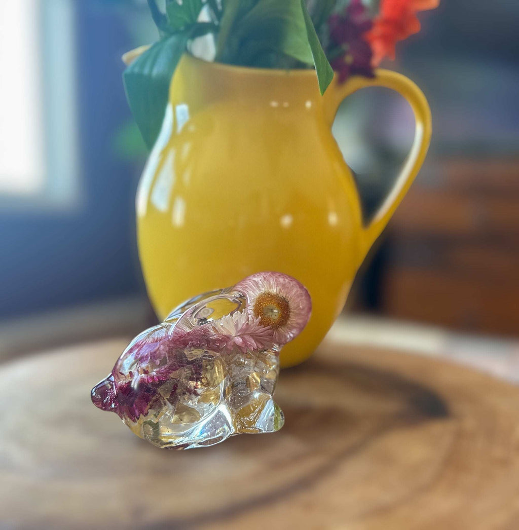 Bunny Bliss : Décoration de lapin en résine faite à la main avec des fleurs de paille roses
