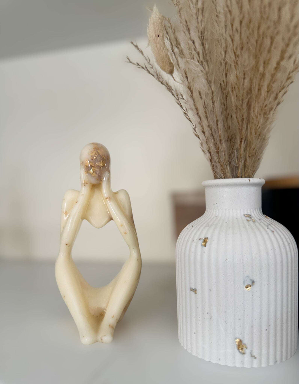 Penseur d'or - Sculpture en marbre et résine faite à la main avec feuille d'or
