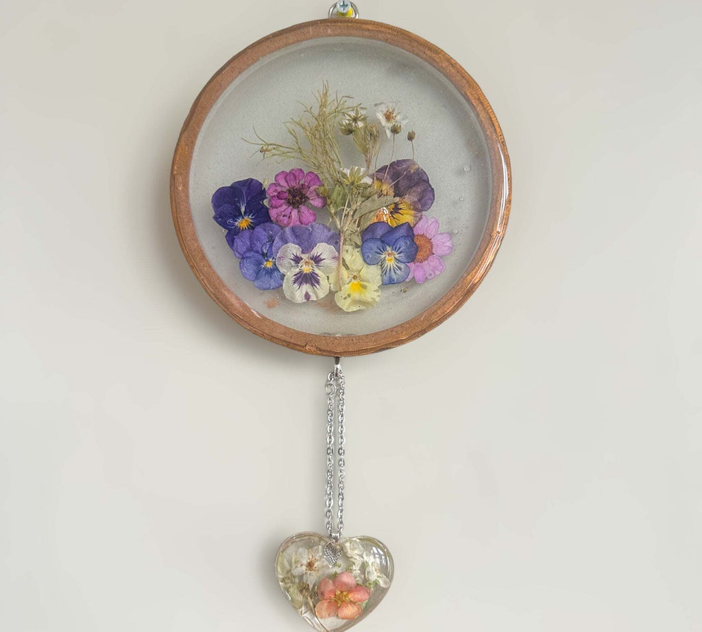 Suspension murale Pansy - Suspension murale florale au charme rustique et attrape-soleil