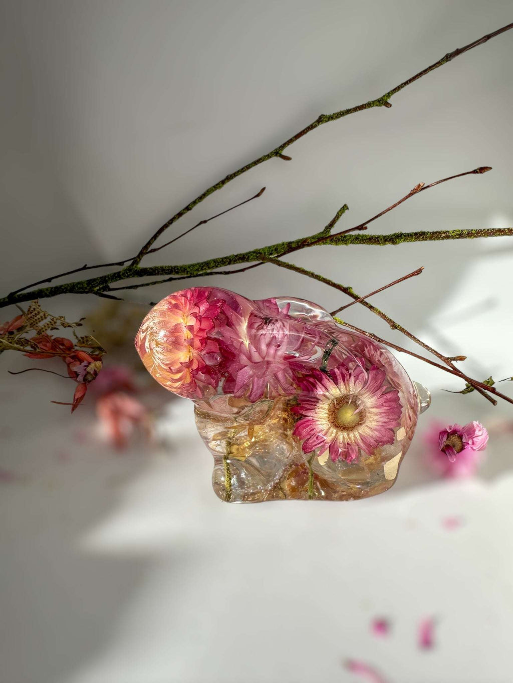 Bunny Bliss : Décoration de lapin en résine faite à la main avec des fleurs de paille roses