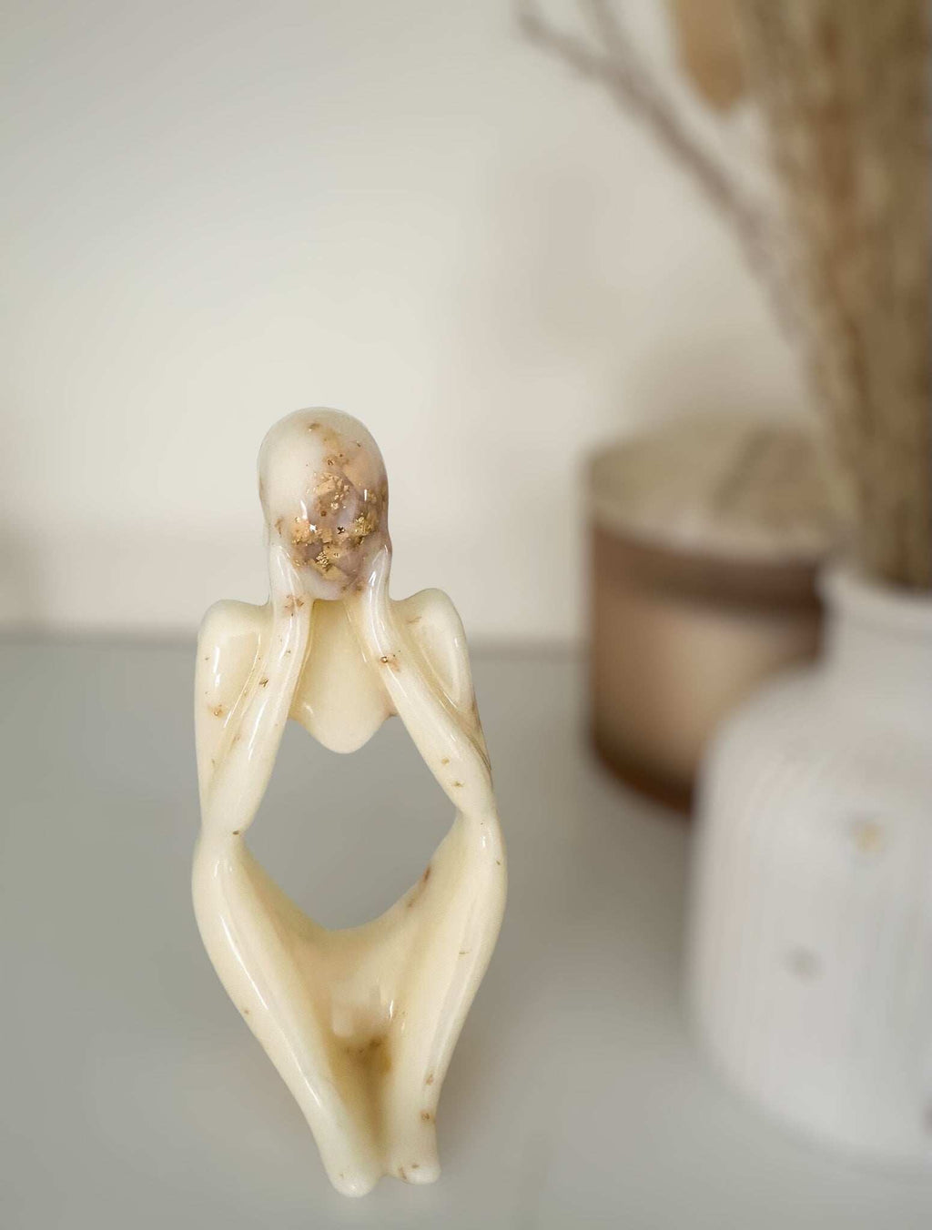Penseur d'or - Sculpture en marbre et résine faite à la main avec feuille d'or