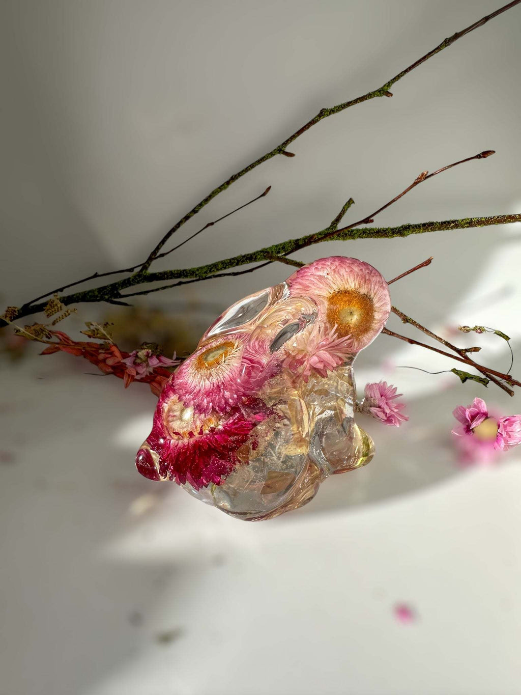 Bunny Bliss : Décoration de lapin en résine faite à la main avec des fleurs de paille roses