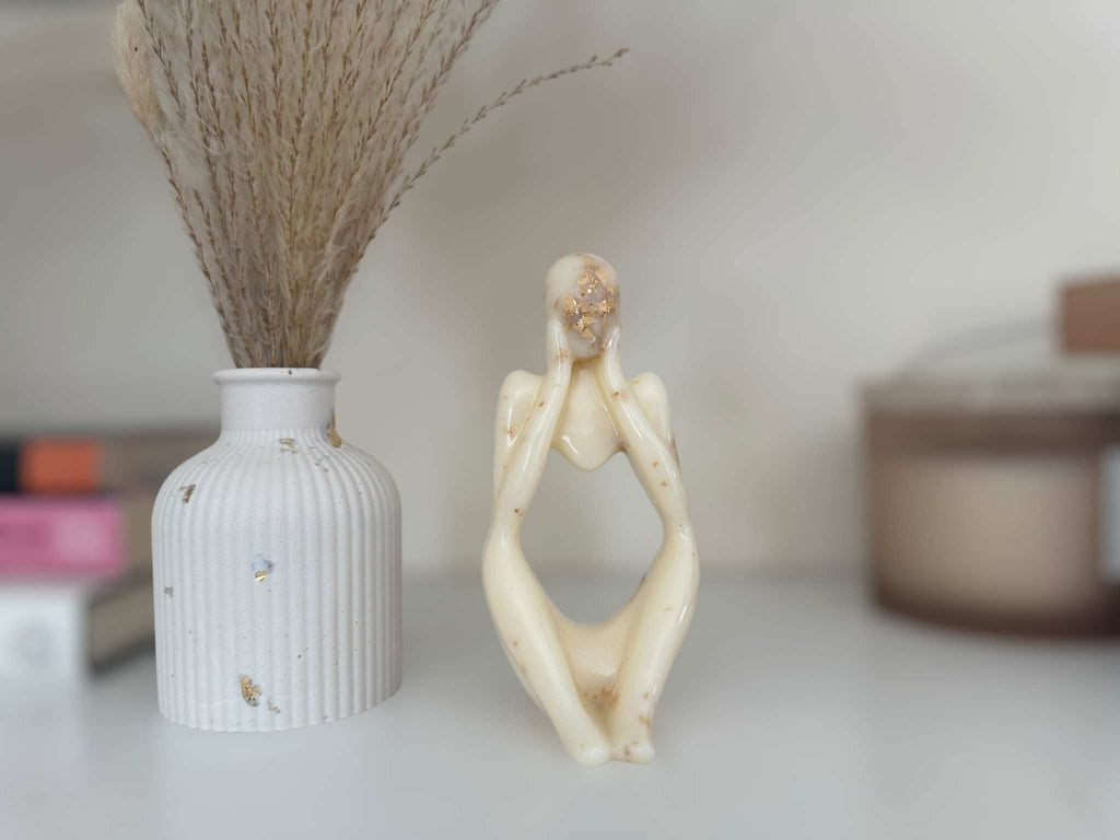 Penseur d'or - Sculpture en marbre et résine faite à la main avec feuille d'or