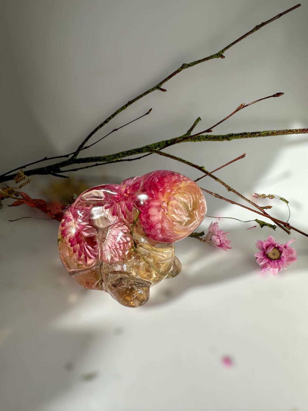 Bunny Bliss : Décoration de lapin en résine faite à la main avec des fleurs de paille roses