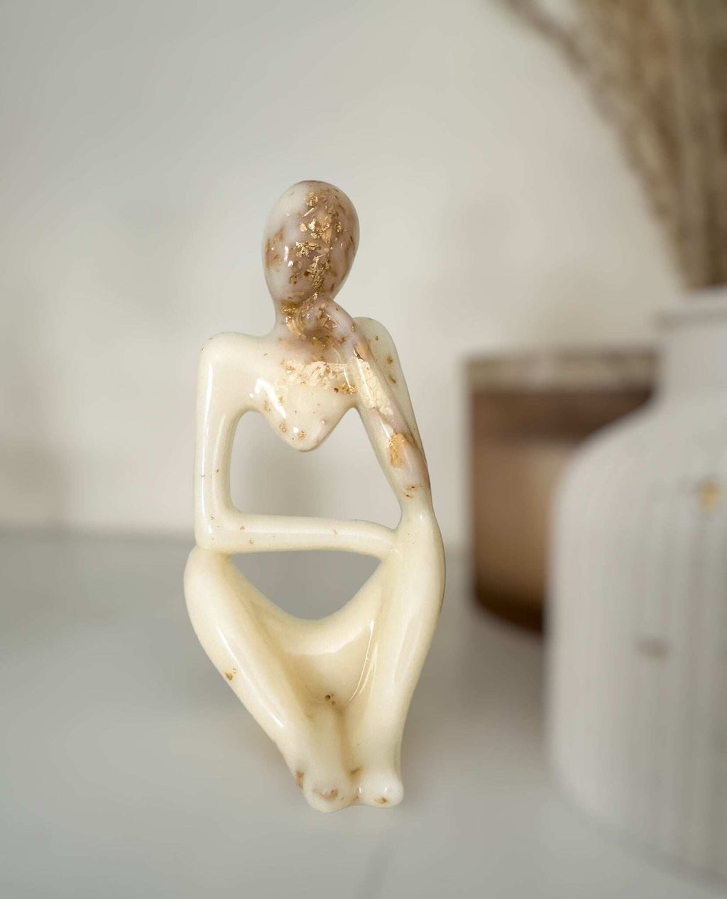 Penseur d'or - Sculpture en marbre et résine faite à la main avec feuille d'or
