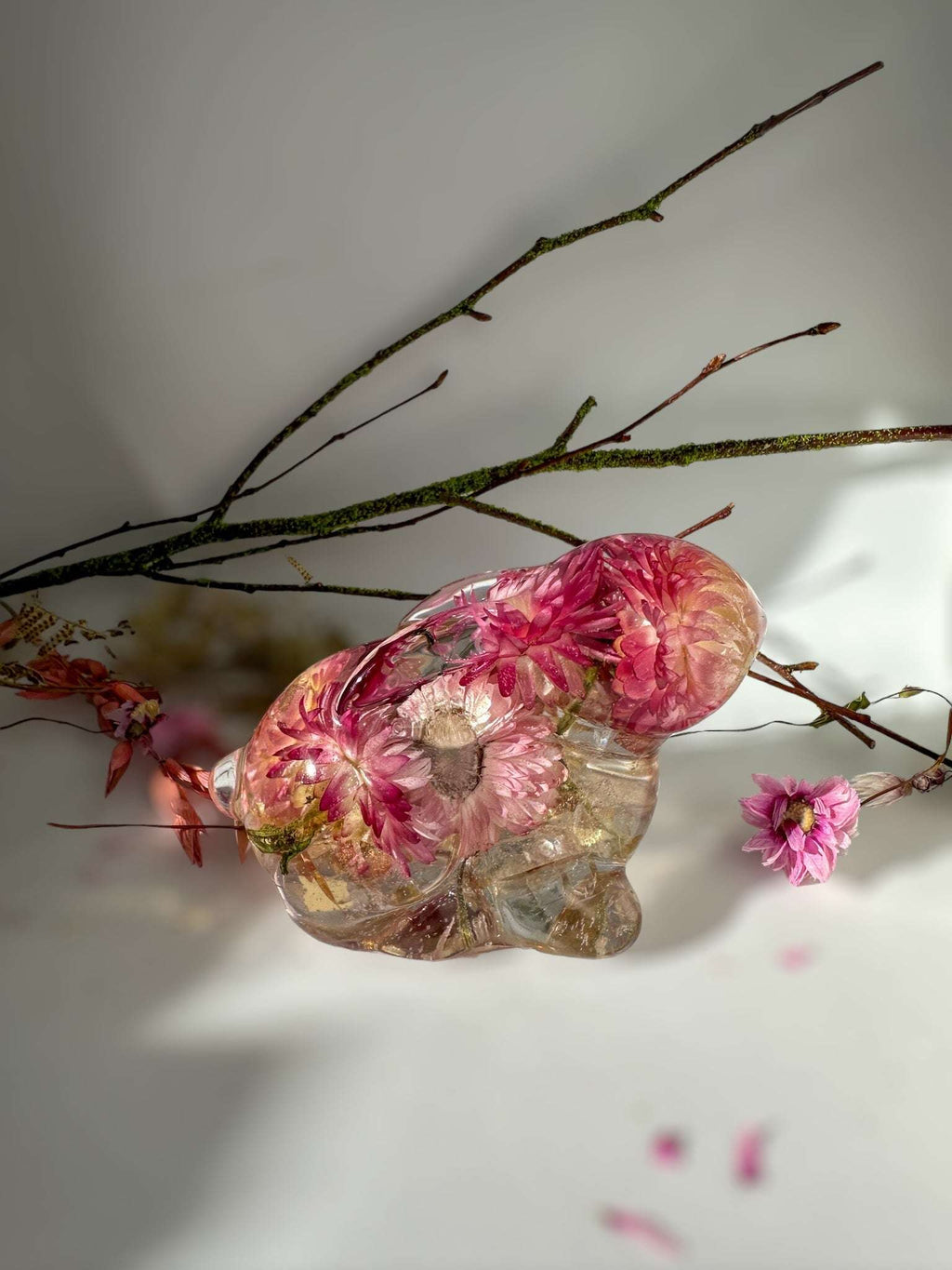 Bunny Bliss : Décoration de lapin en résine faite à la main avec des fleurs de paille roses