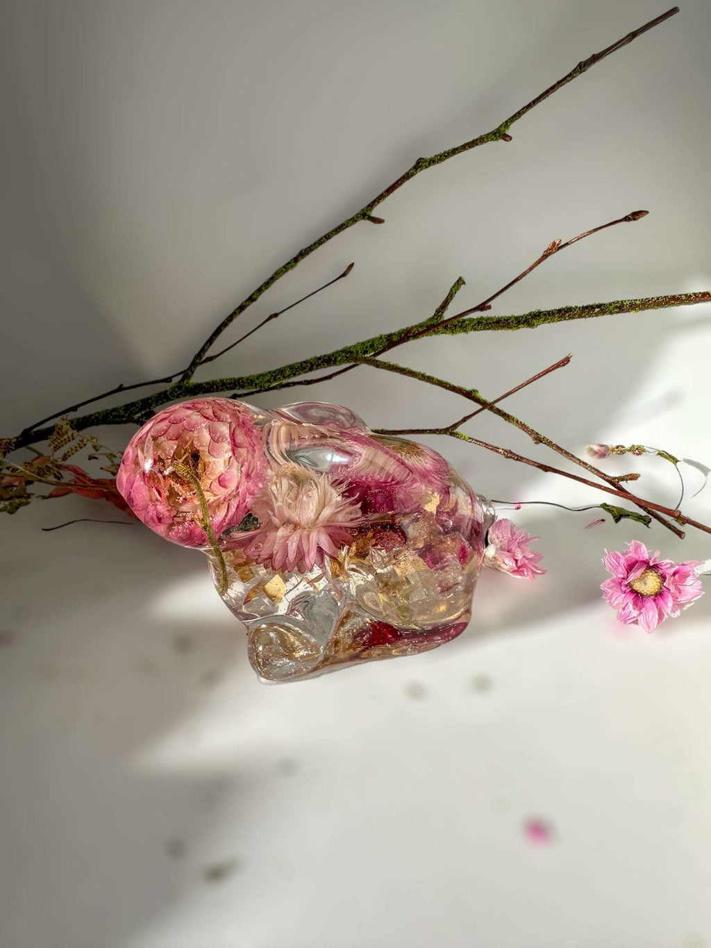 Bunny Bliss : Décoration de lapin en résine faite à la main avec des fleurs de paille roses