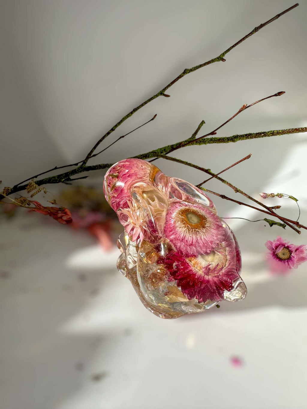 Bunny Bliss : Décoration de lapin en résine faite à la main avec des fleurs de paille roses