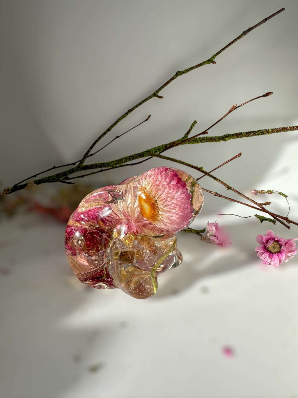 Bunny Bliss : Décoration de lapin en résine faite à la main avec des fleurs de paille roses