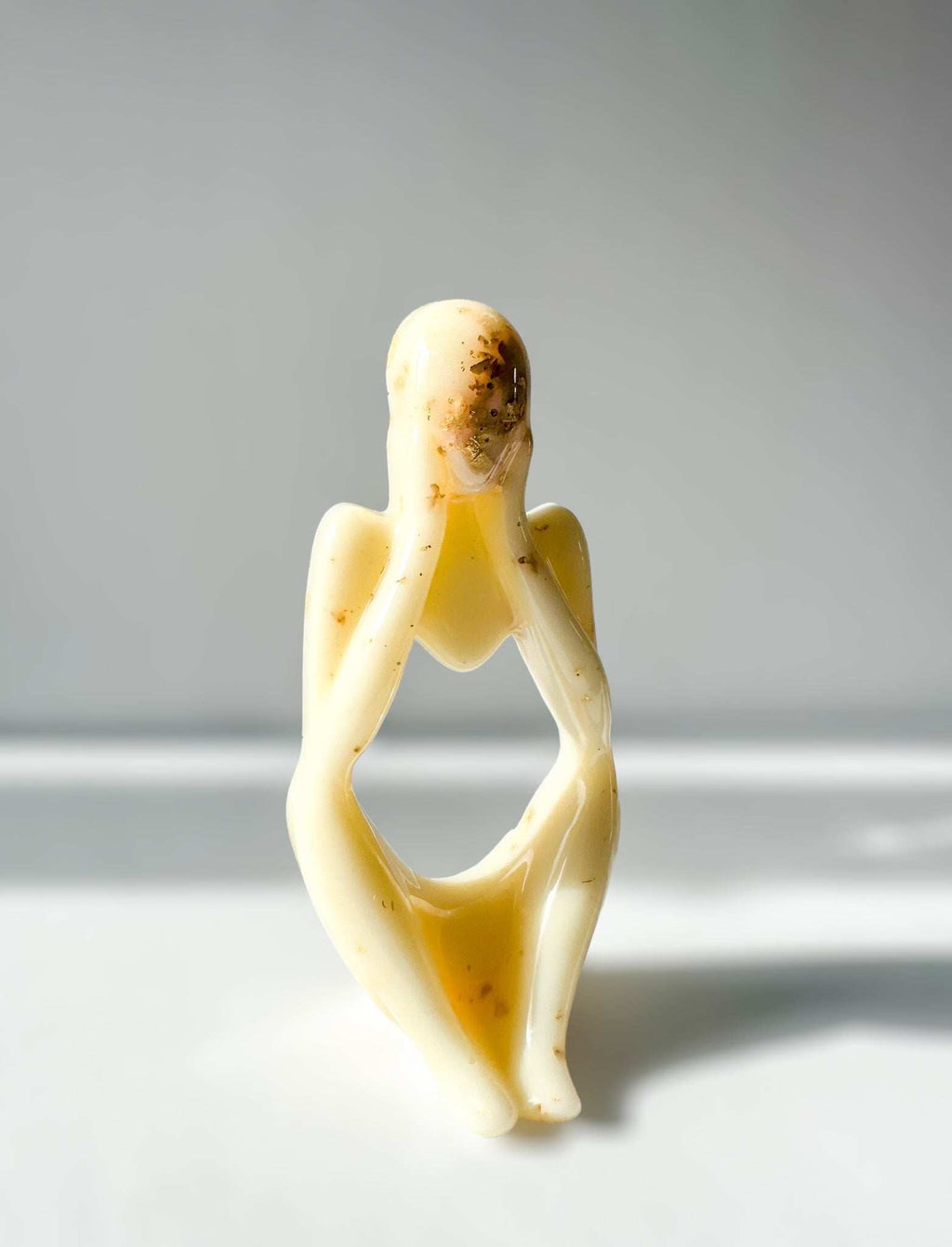 Penseur d'or - Sculpture en marbre et résine faite à la main avec feuille d'or
