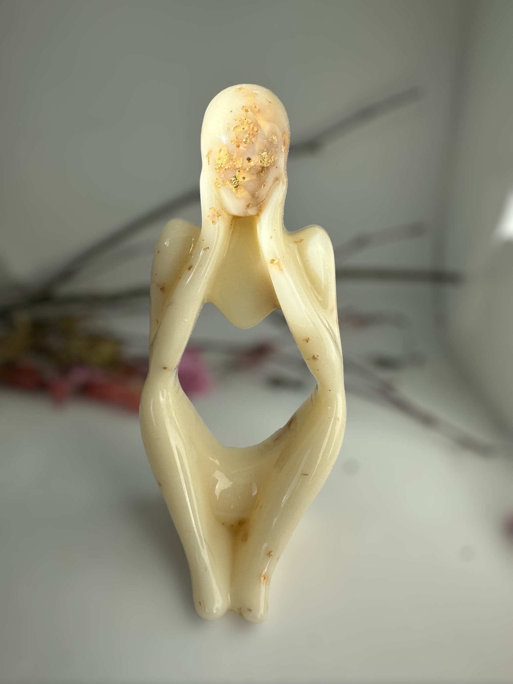 Penseur d'or - Sculpture en marbre et résine faite à la main avec feuille d'or