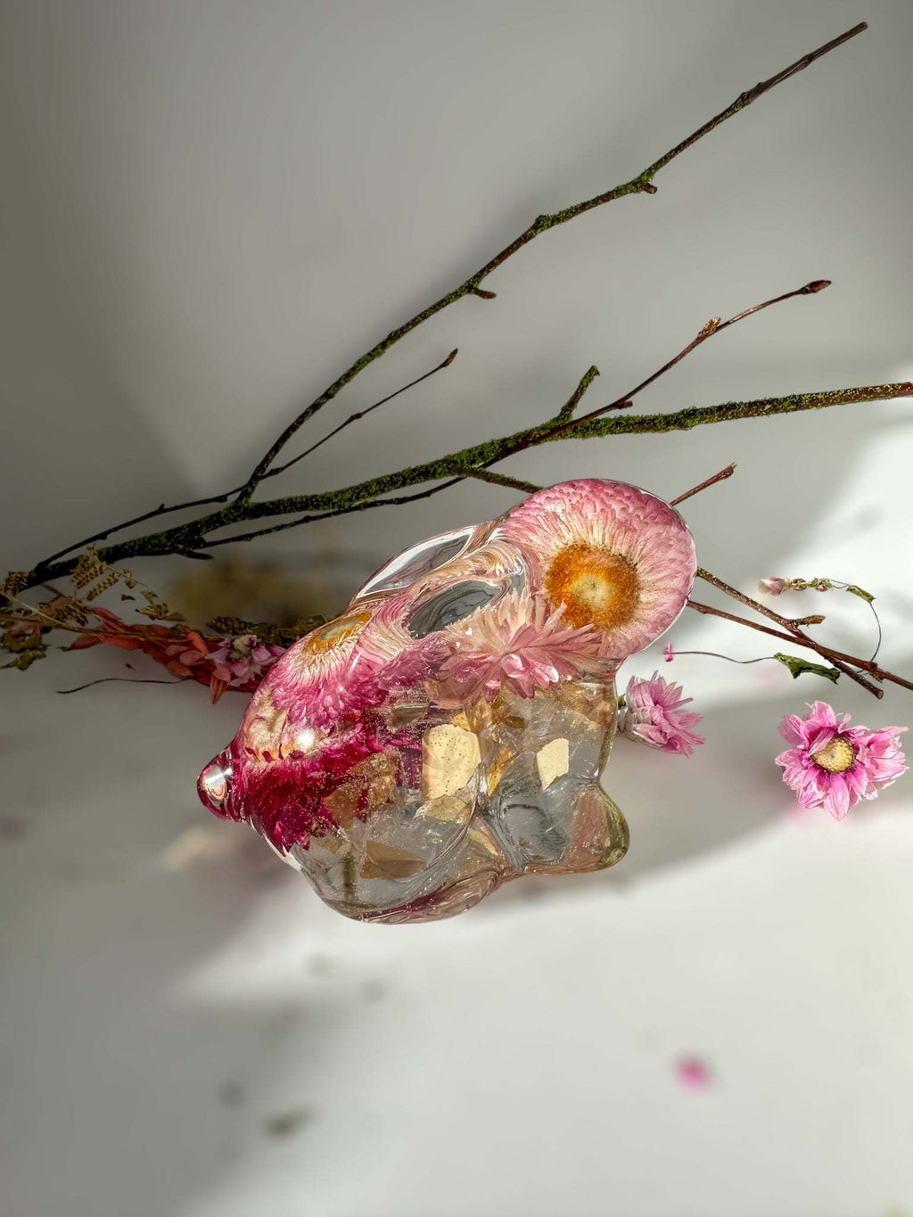 Bunny Bliss : Décoration de lapin en résine faite à la main avec des fleurs de paille roses