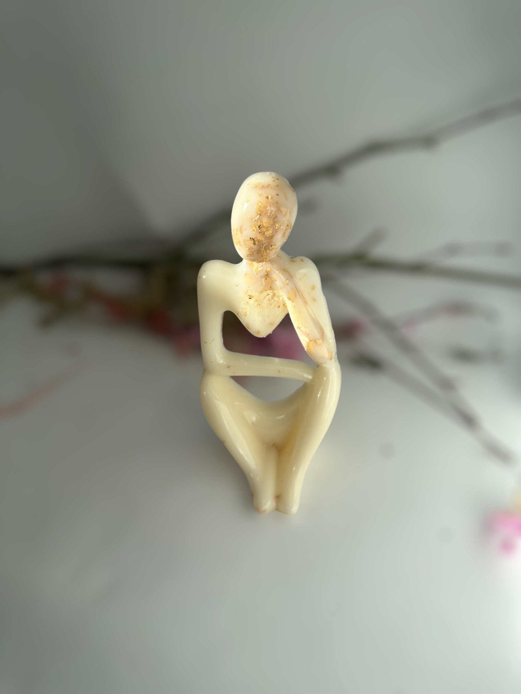 Penseur d'or - Sculpture en marbre et résine faite à la main avec feuille d'or