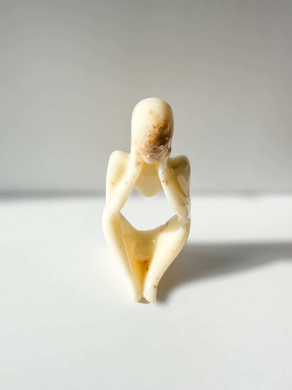 Penseur d'or - Sculpture en marbre et résine faite à la main avec feuille d'or