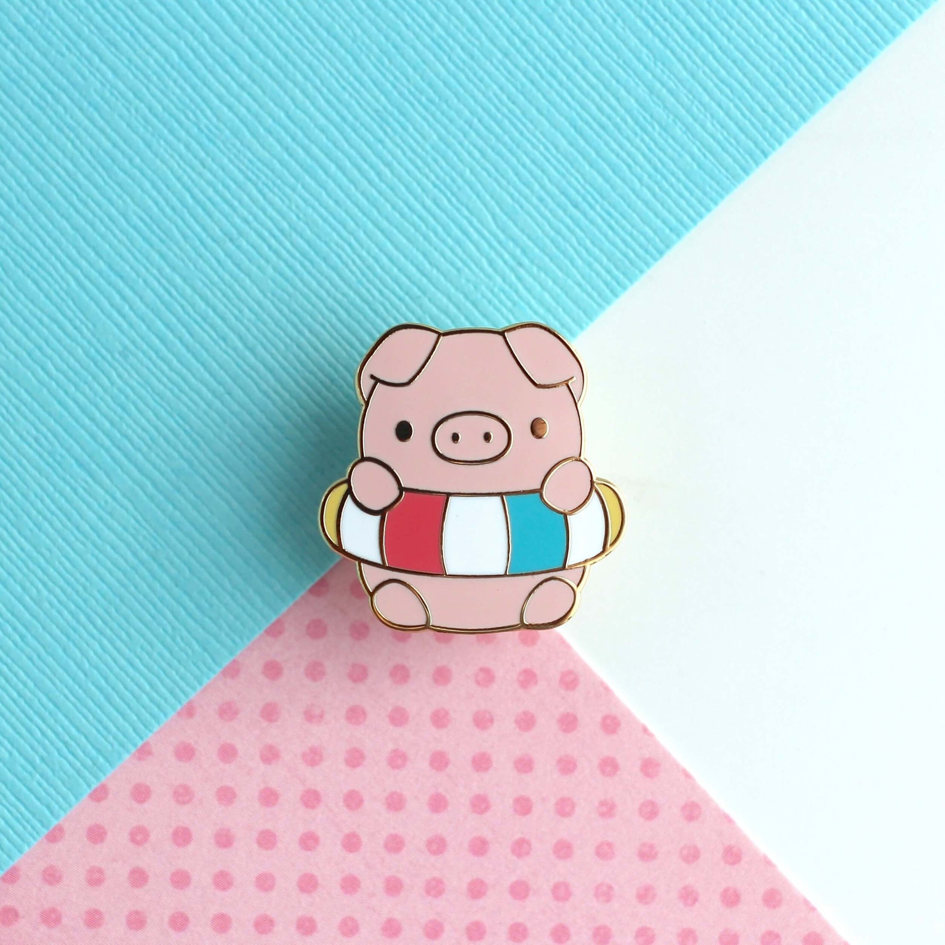 Broche en émail représentant un cochon dans une bouée