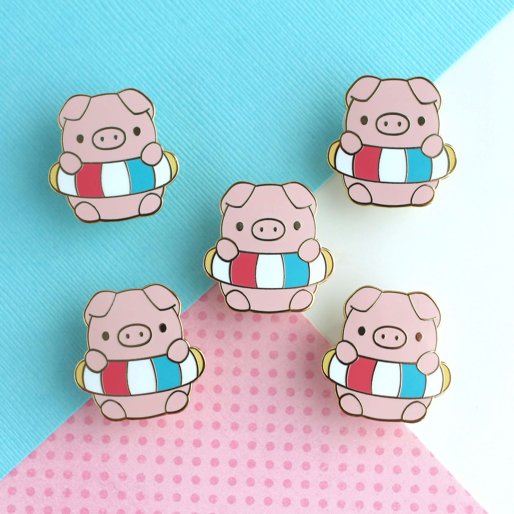 Broche en émail représentant un cochon dans une bouée