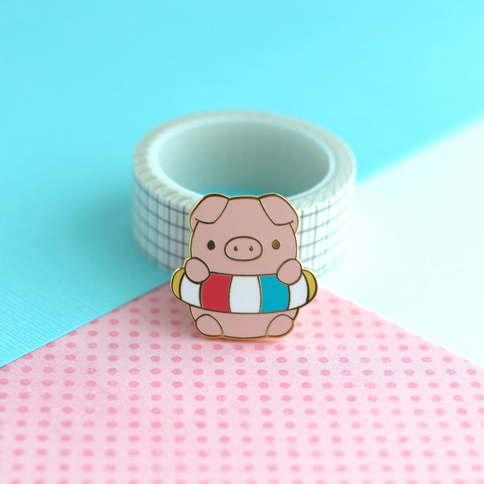Broche en émail représentant un cochon dans une bouée
