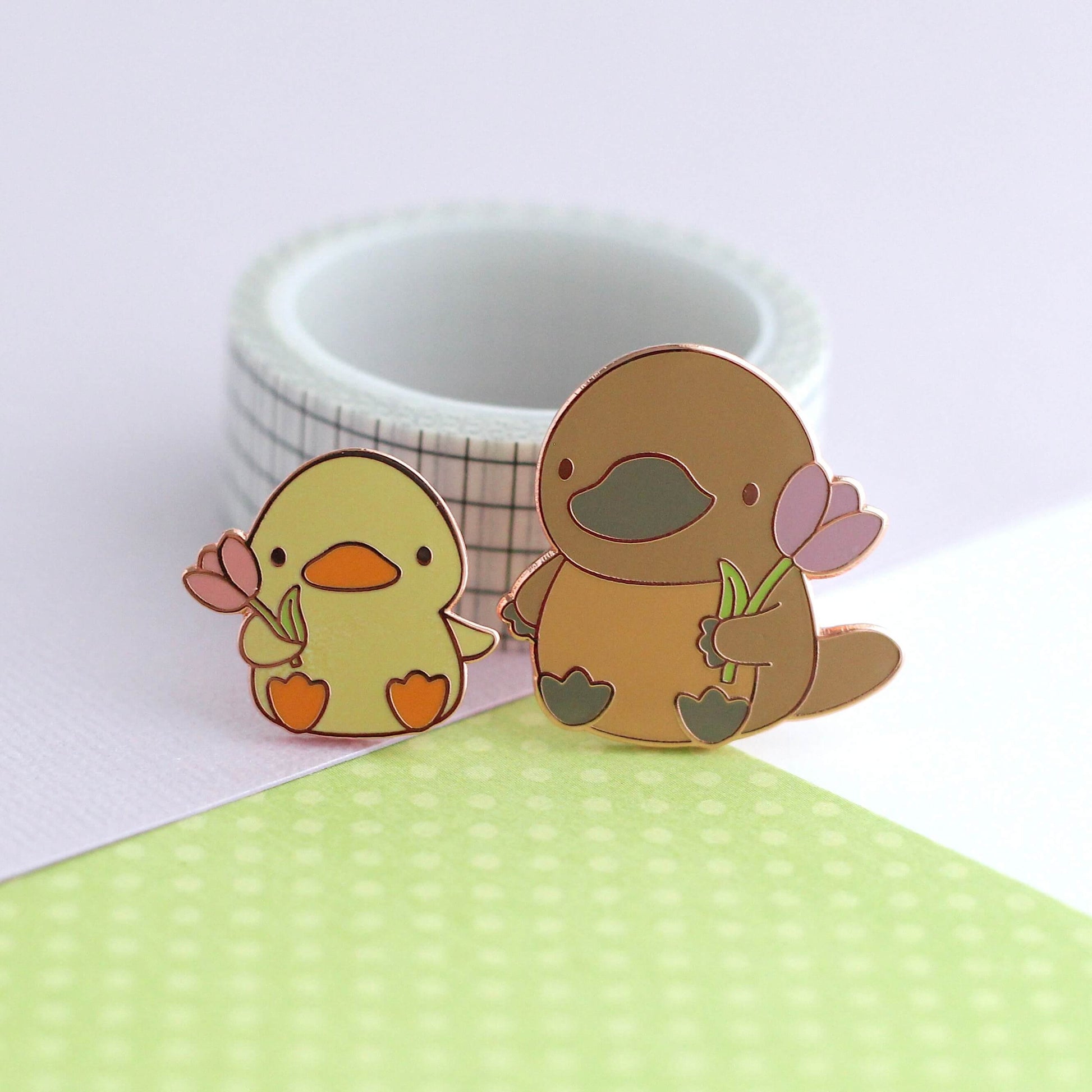Ensemble de broches en émail duo Ornithorynque et Canard Amis
