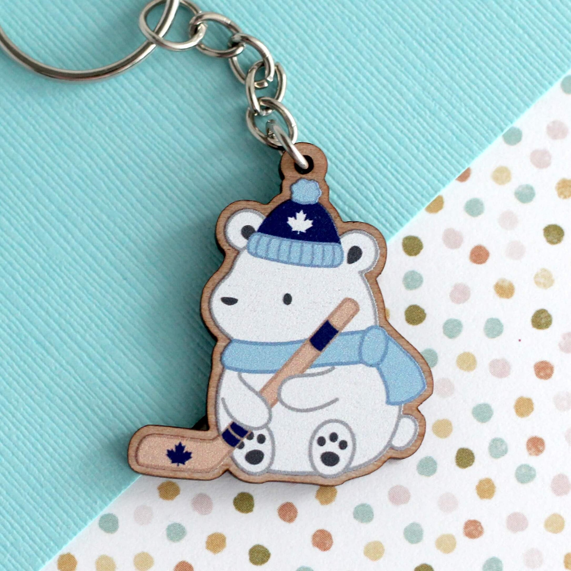 Porte-clés en bois ours polaire jouant au hockey