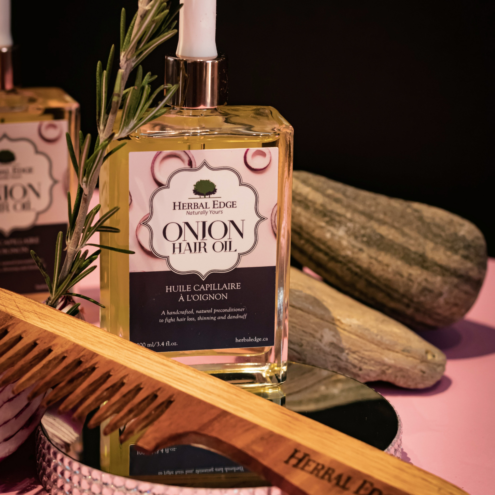 Combinaison d'huile capillaire à l'oignon et de peigne en bois de neem