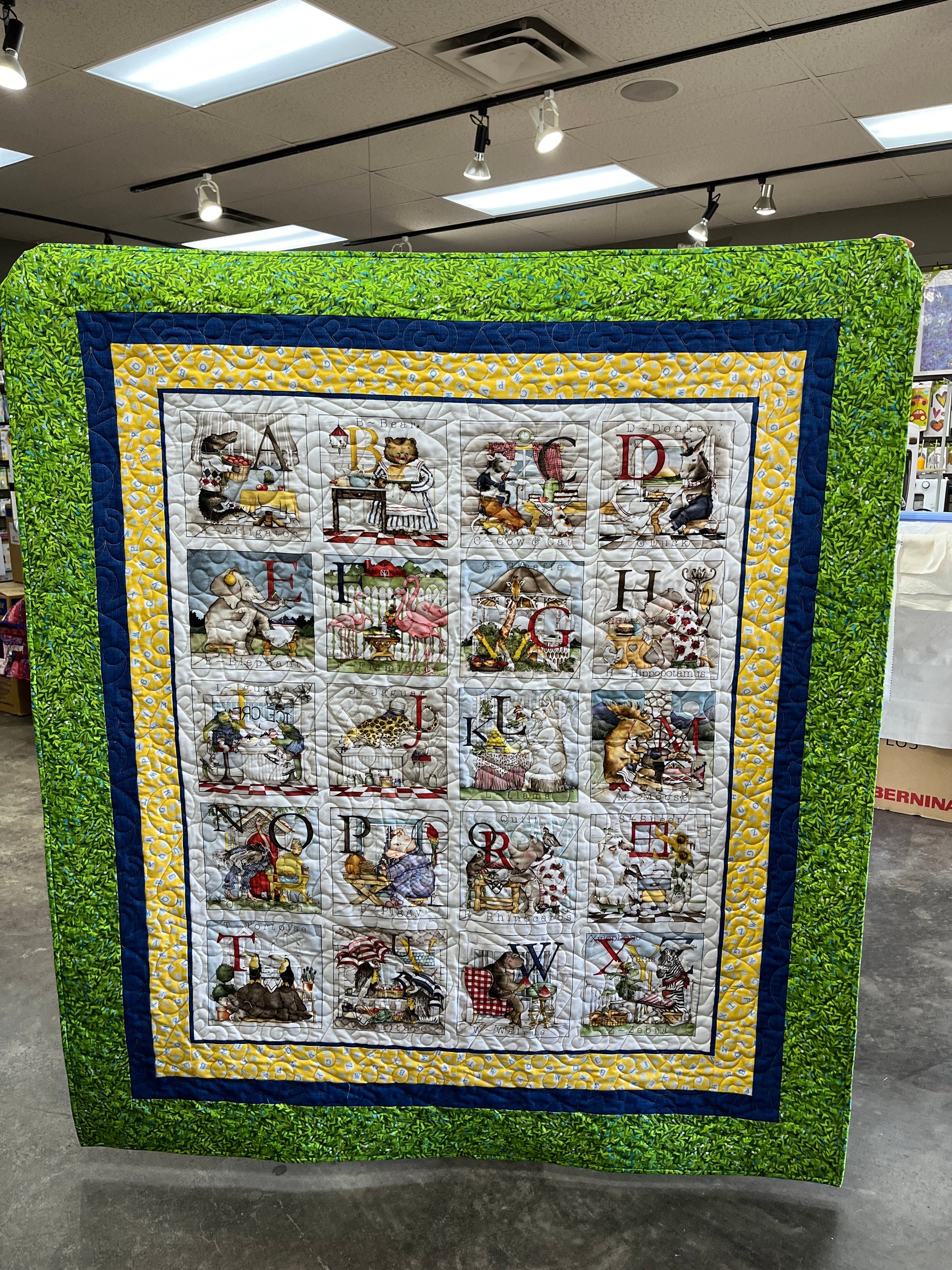 Échantillon de courtepointe alphabet Hungry Animals 52x57