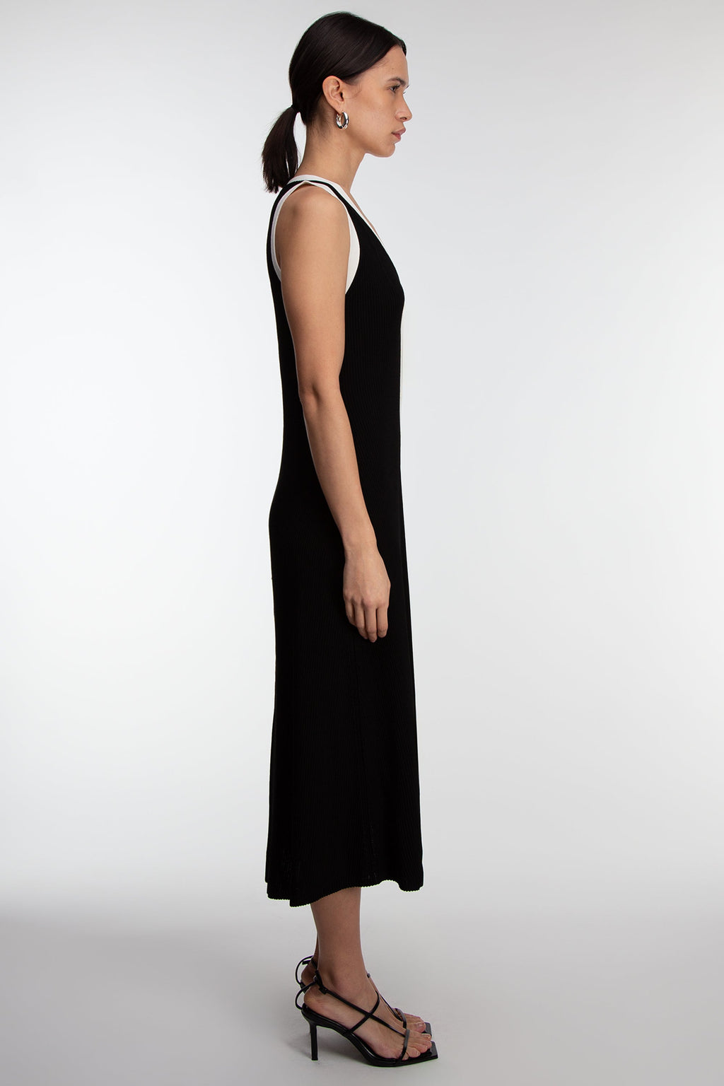 ROBE LONGUE SANS MANCHES AVEC BORDURES CONTRASTÉES ET BOUTONNÉES SUR LE DEVANT