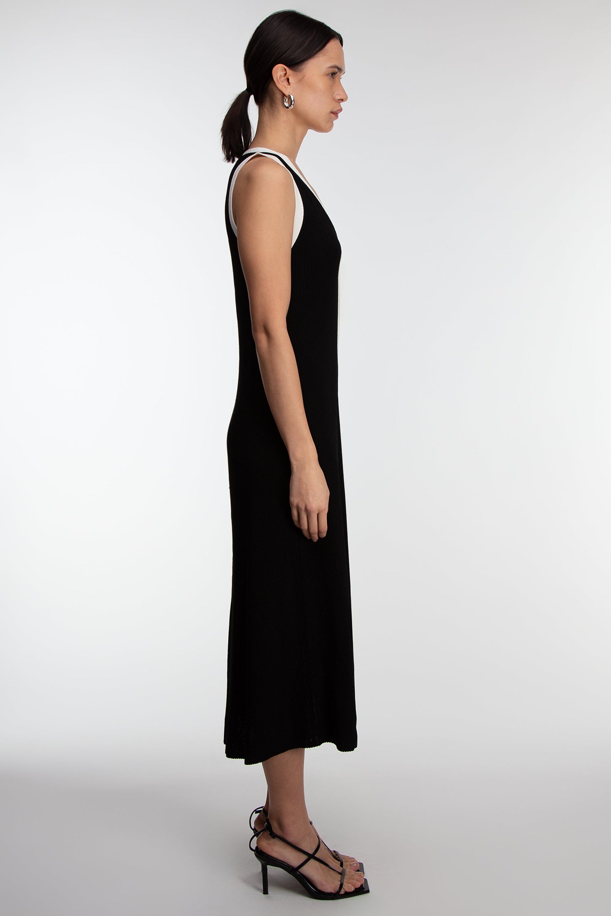 ROBE LONGUE SANS MANCHES AVEC BORDURES CONTRASTÉES ET BOUTONNÉES SUR LE DEVANT