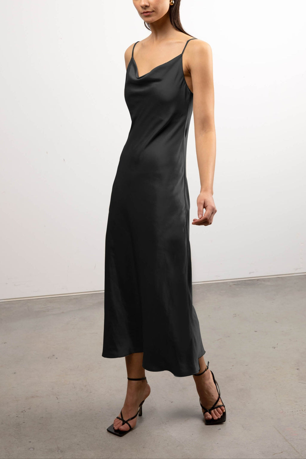 ROBE MIDI EN SATIN À COL BÂTONNET