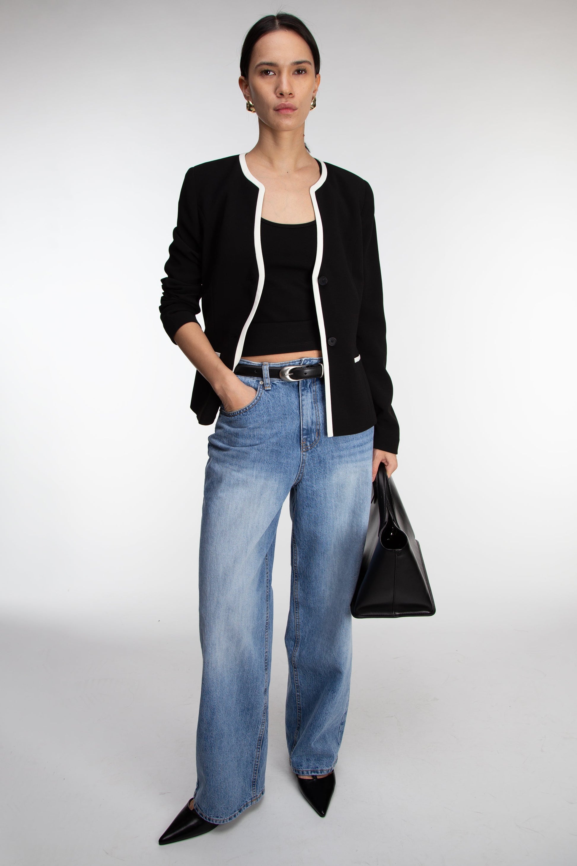 Blazer sans col à boutons sur le devant et bordure contrastante