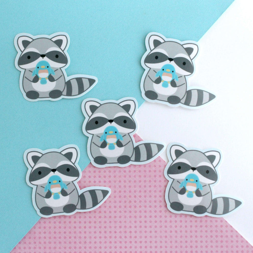 Autocollant en vinyle représentant un raton laveur tenant un oiseau bleu – Trash Panda Decal