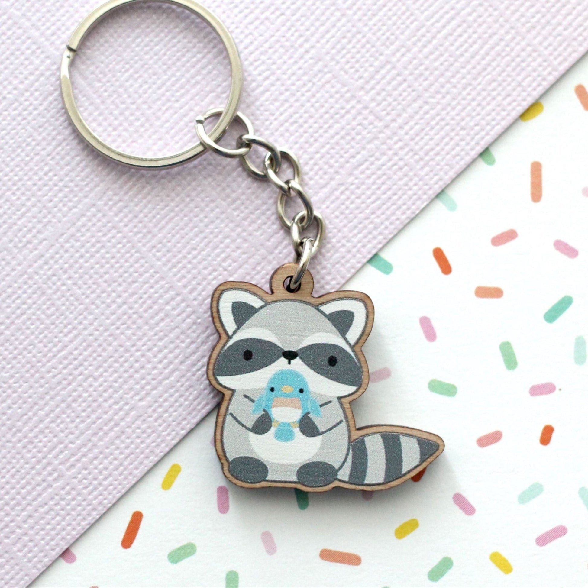 Porte-clés en bois de raton laveur. Bijou de sac panda poubelle.