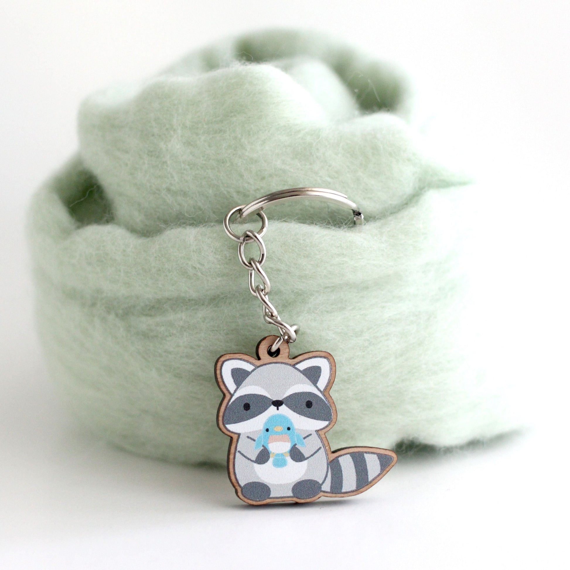 Porte-clés en bois de raton laveur. Bijou de sac panda poubelle.