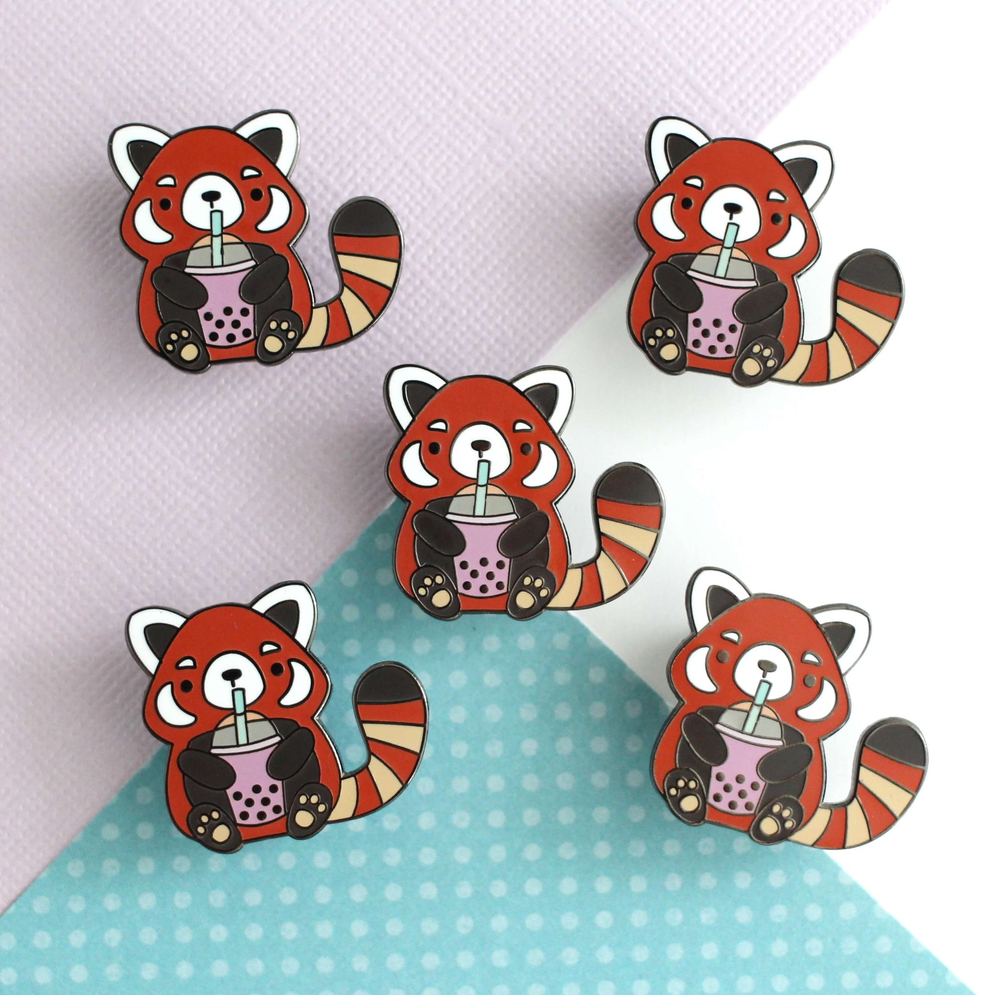 Pin's en émail représentant un panda roux buvant du thé aux perles. Cadeau pour les amateurs de thé aux perles.