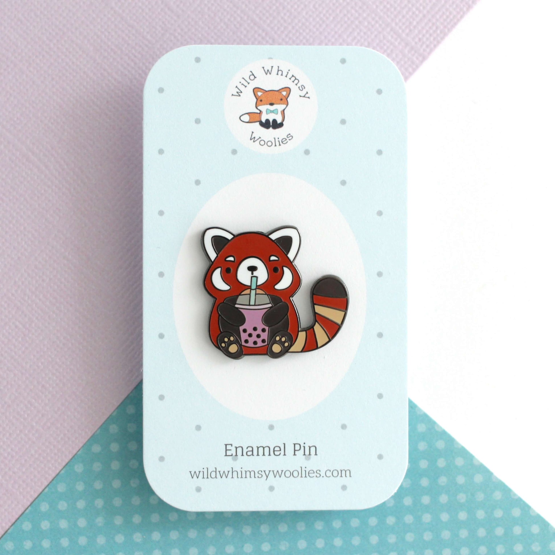 Pin's en émail représentant un panda roux buvant du thé aux perles. Cadeau pour les amateurs de thé aux perles.
