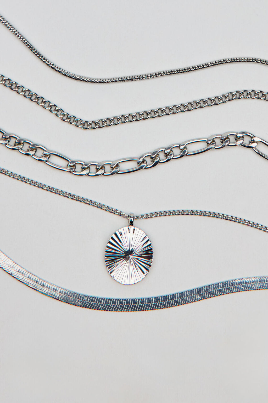 Ensemble de 5 colliers ovales taille diamant épuré