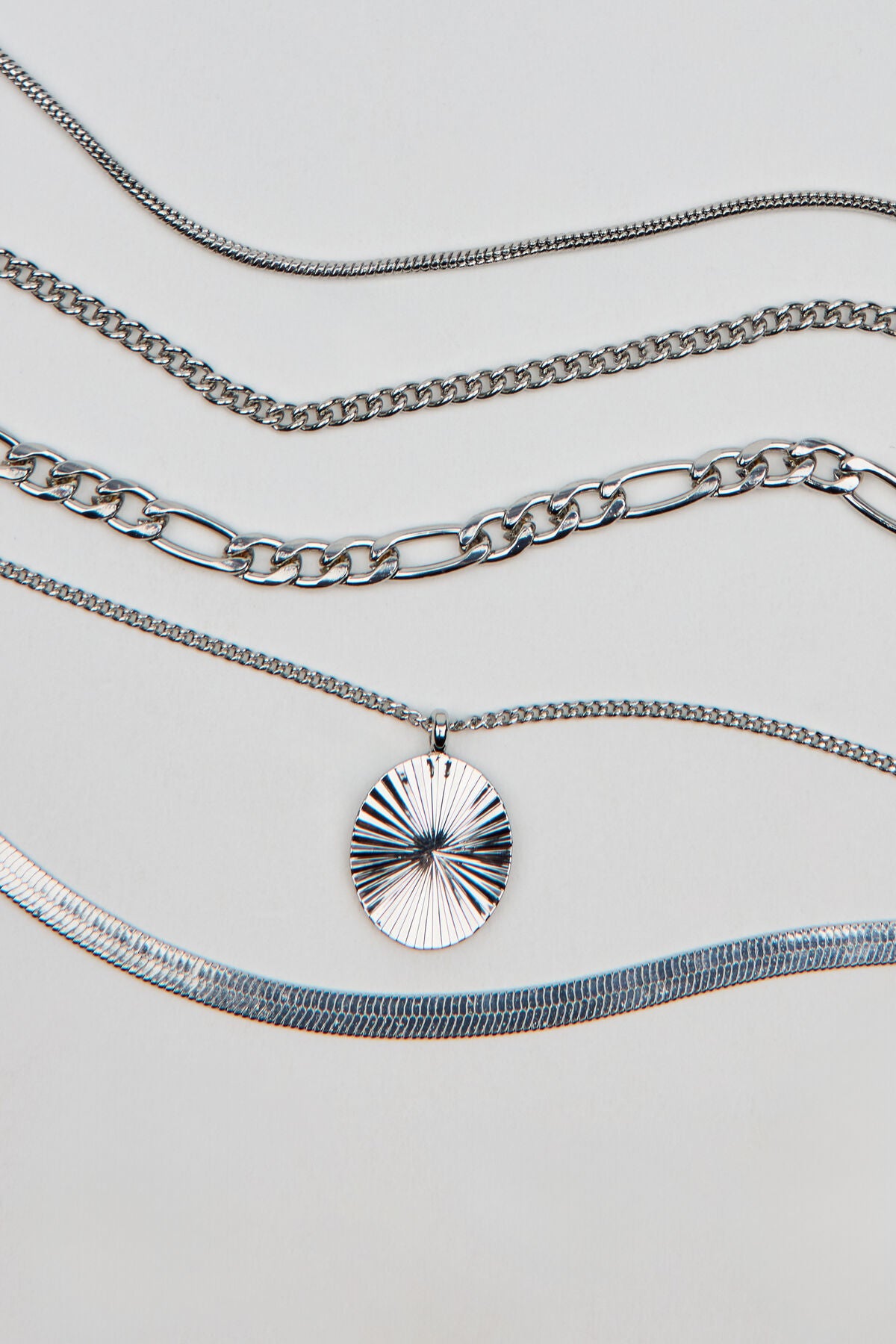 Ensemble de 5 colliers ovales taille diamant épuré