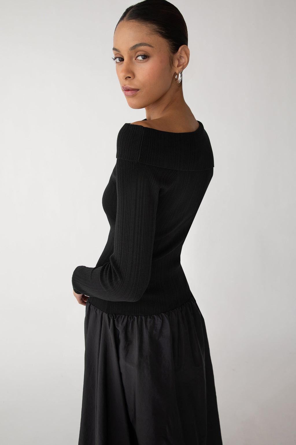 ROBE MIDI À MANCHES LONGUES, ÉPAULES DÉNUDÉES ET OURLET BULLE
