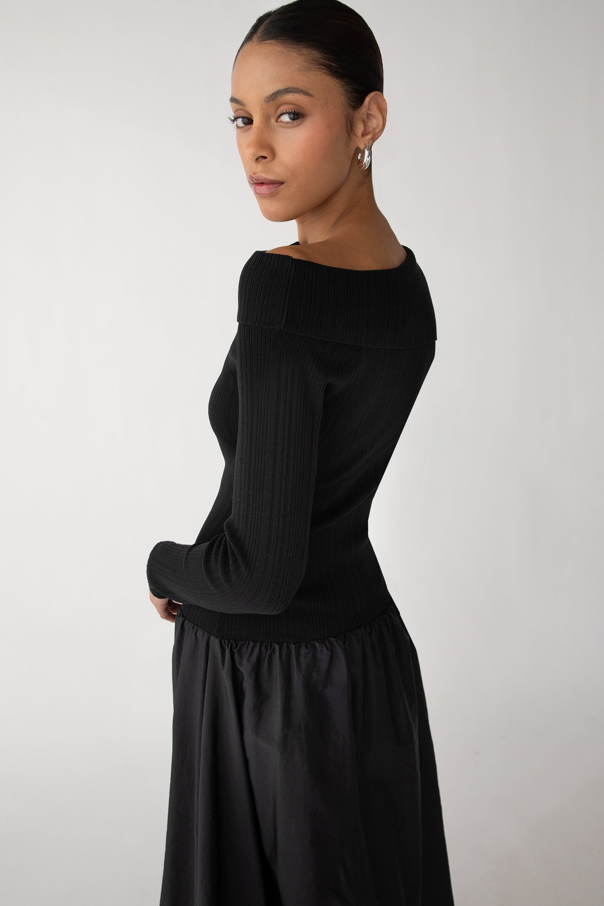 ROBE MIDI À MANCHES LONGUES, ÉPAULES DÉNUDÉES ET OURLET BULLE