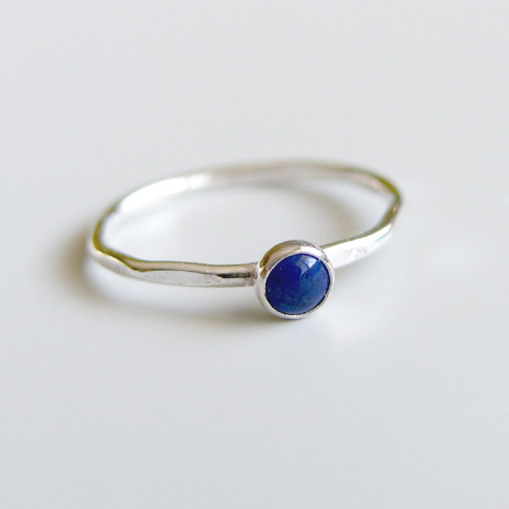Bague empilable en argent sterling avec lapis-lazuli bleu et pierres serties