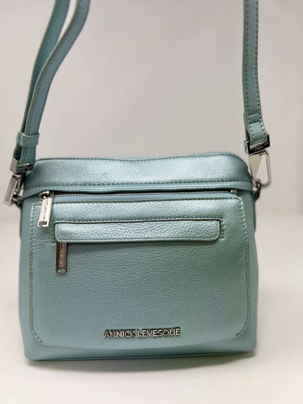 Sac_a_bandouliere_cuir_avec_lumieres_bleu_celeste_Brigitte_de_Annick_levesque