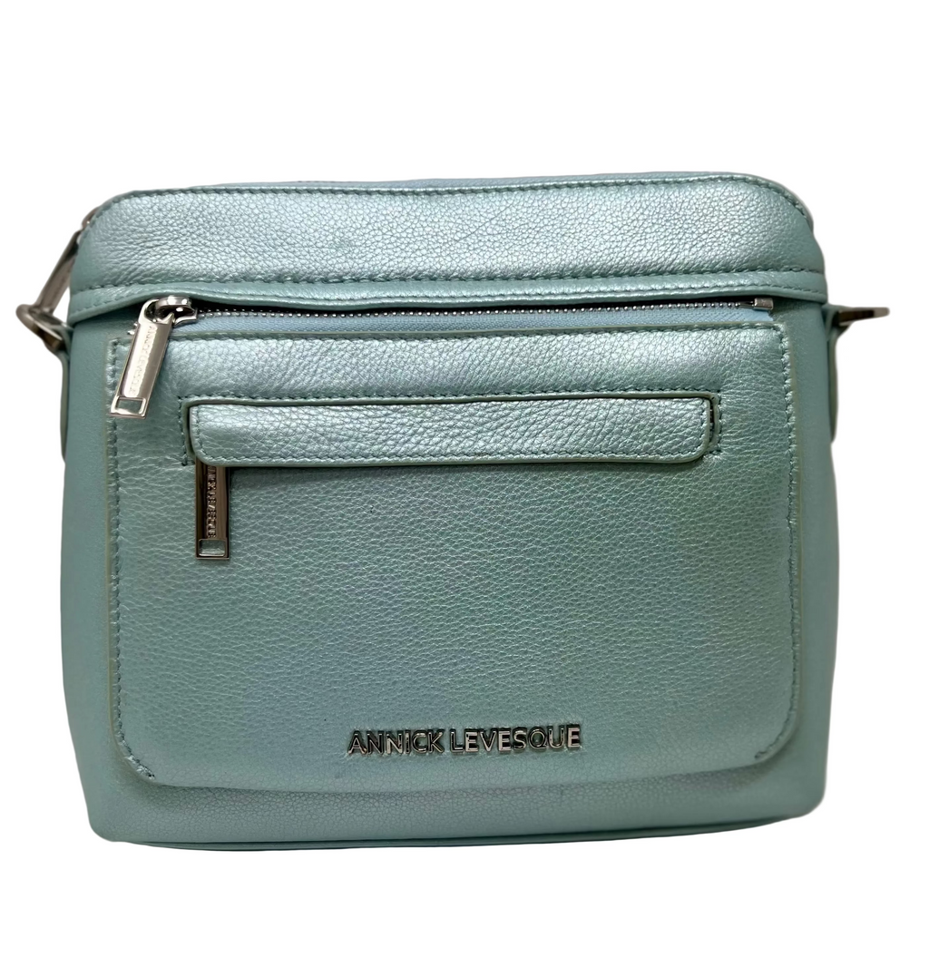 Sac_a_bandouliere_cuir_avec_lumieres_bleu_celeste_Brigitte_de_Annick_levesque