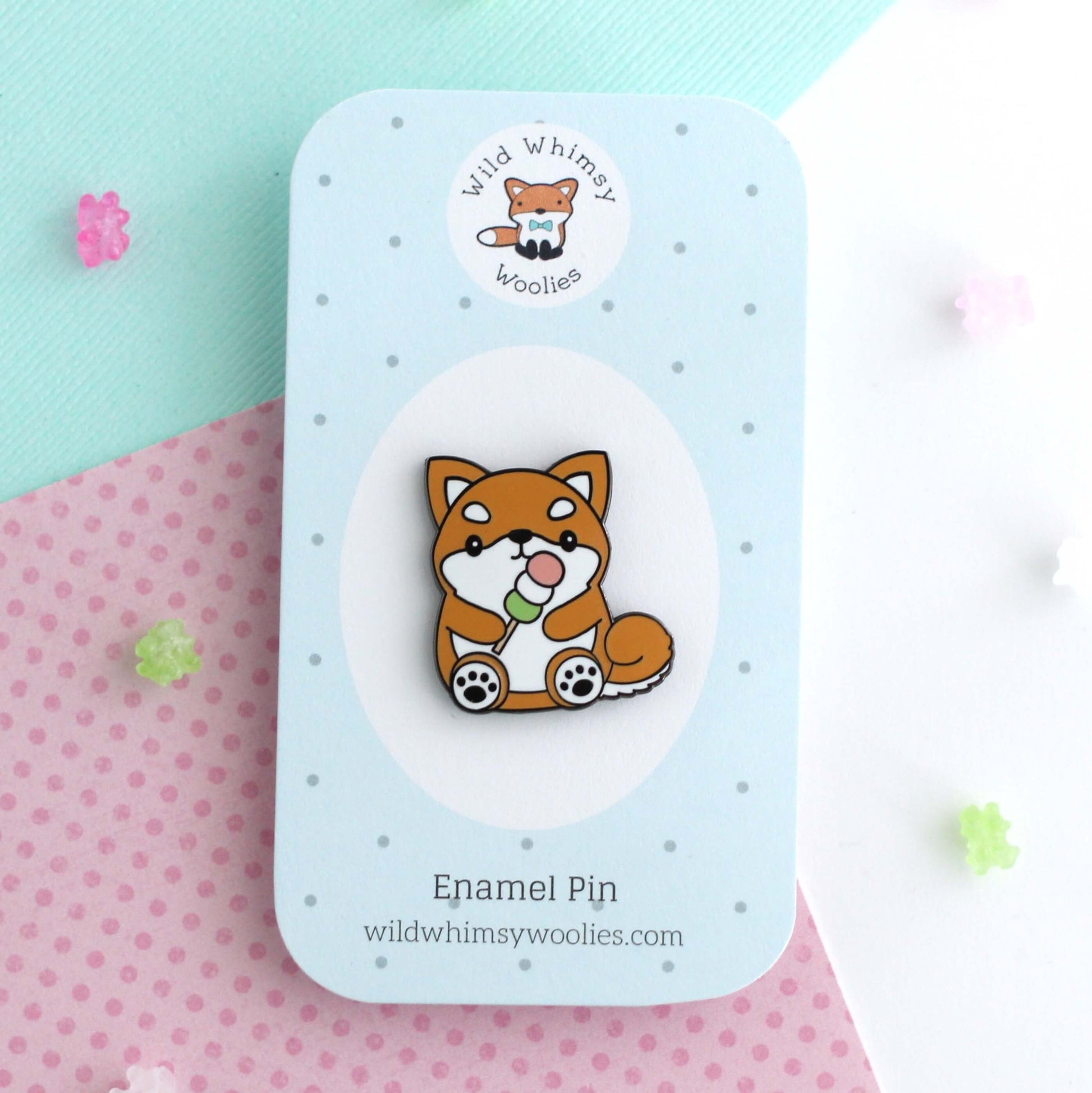 Broche émaillée Shiba Inu - Adorable chien tenant un dango