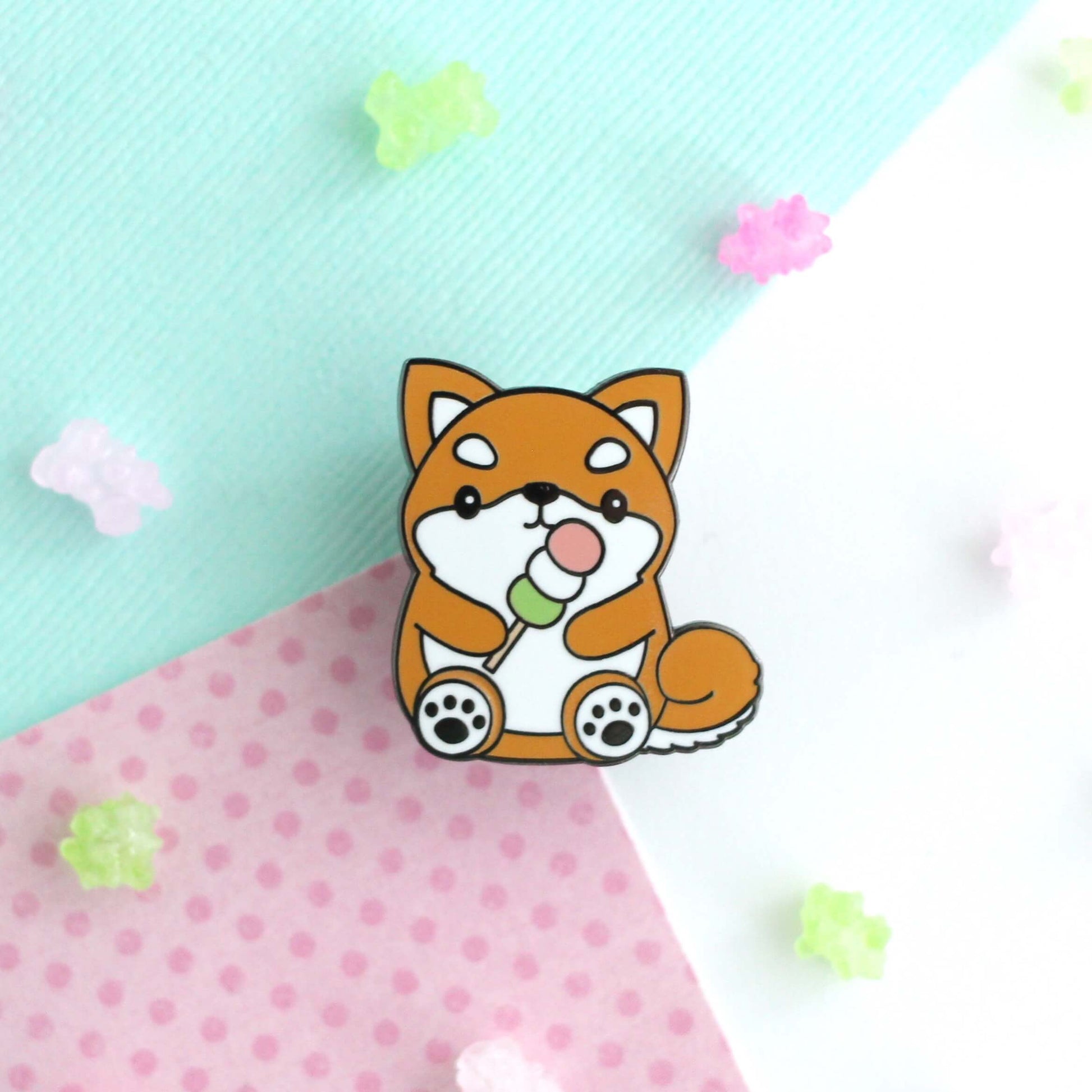 Broche émaillée Shiba Inu - Adorable chien tenant un dango