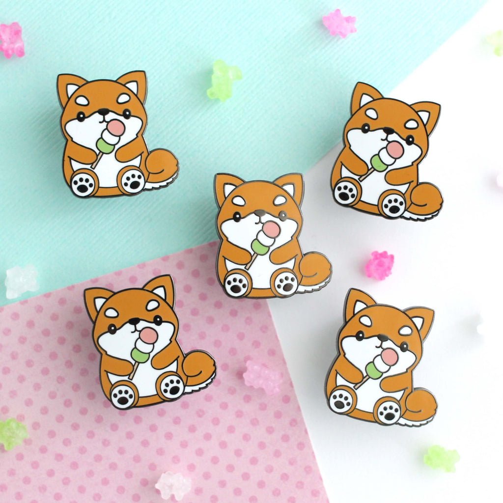 Broche émaillée Shiba Inu - Adorable chien tenant un dango