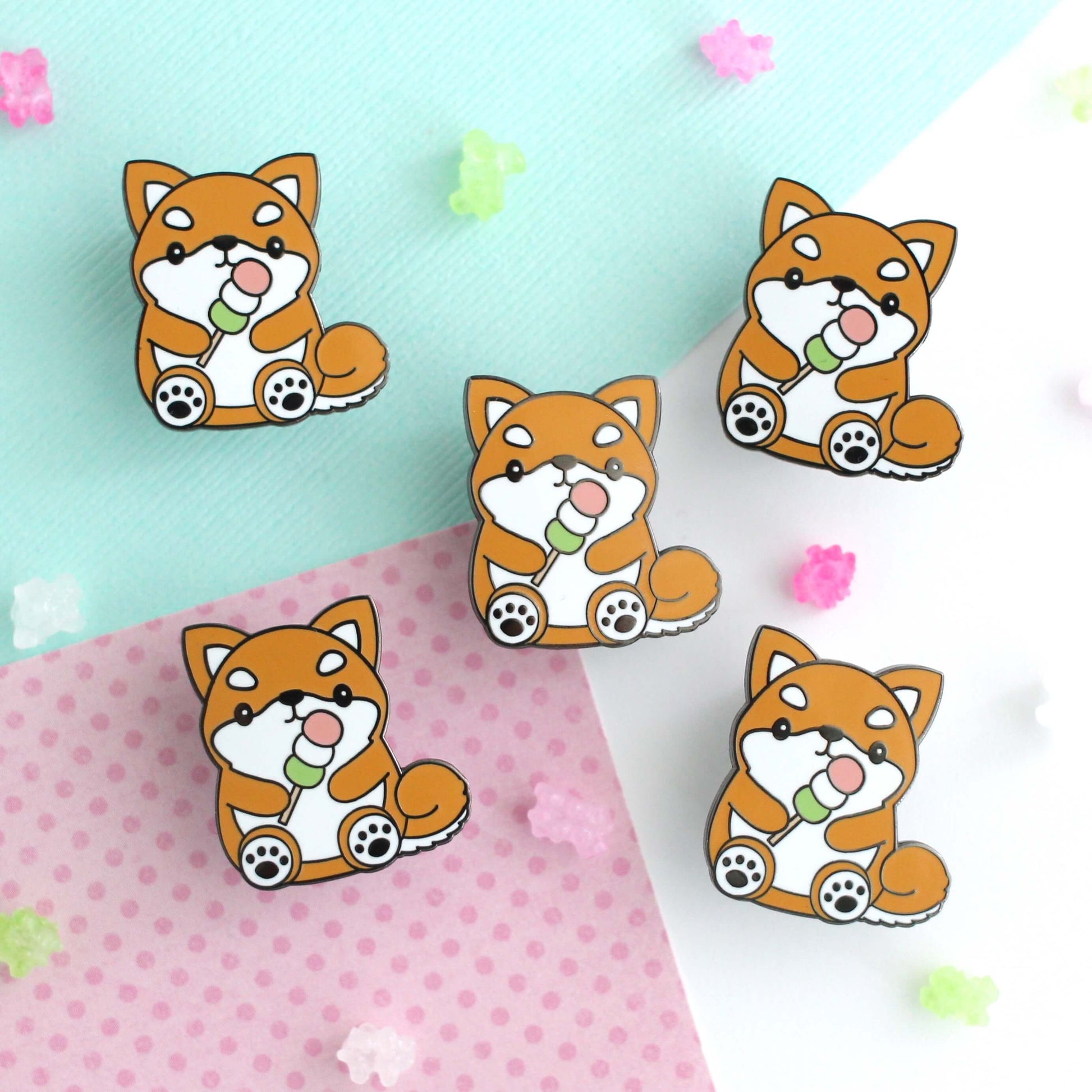 Broche émaillée Shiba Inu - Adorable chien tenant un dango